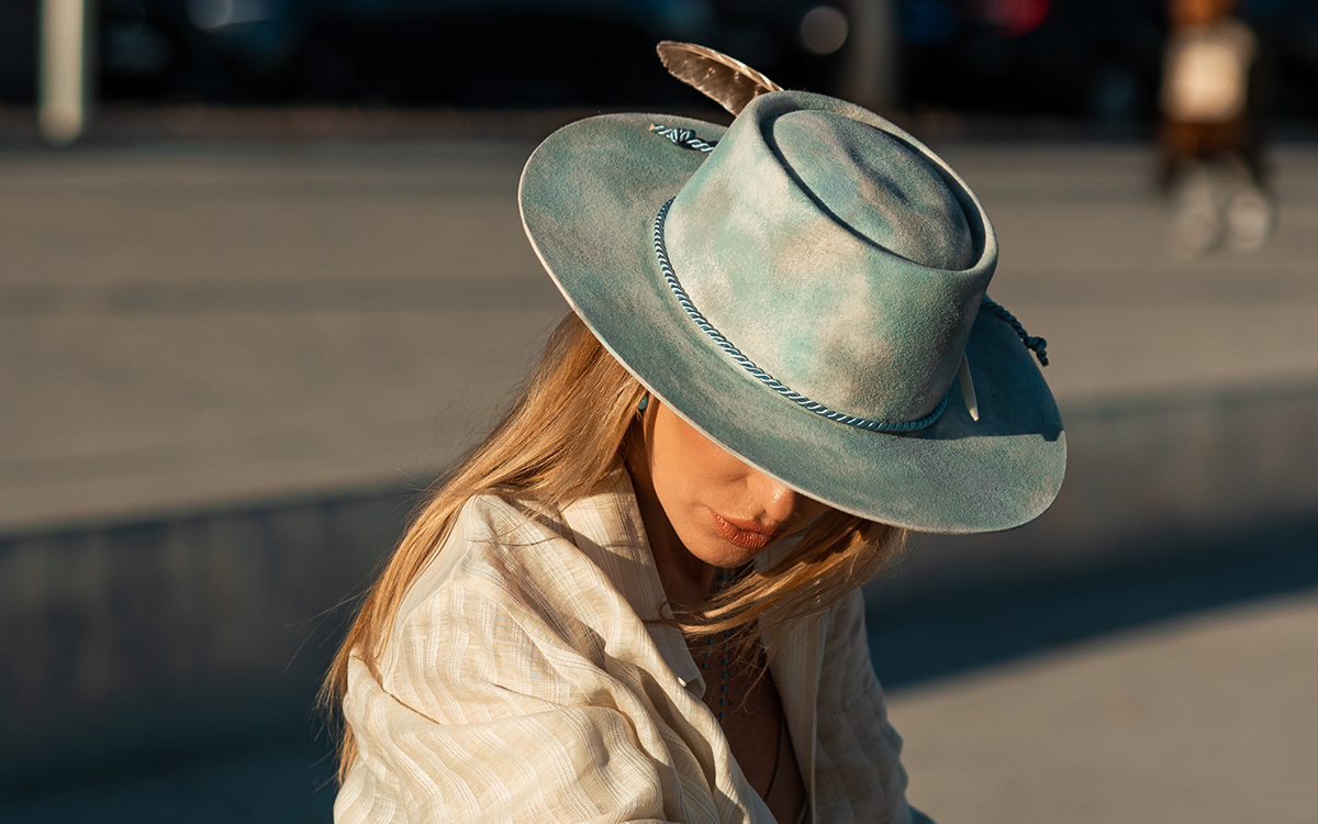 Liberando la magia de la moda: usar un sombrero es un toque elegante y atemporal