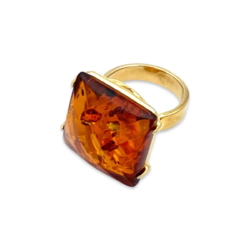 Gilded ring with faceted amber
