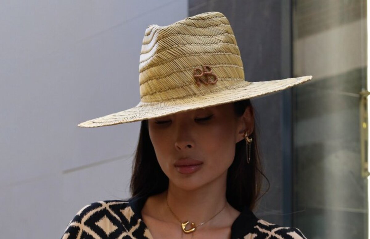 chapeau de paille à larges bords