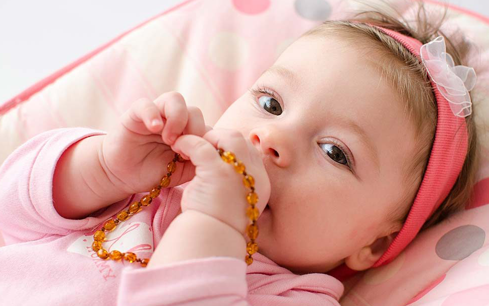 La importancia de los collares de ámbar para la dentición para calmar a los bebés durante la etapa de la dentición