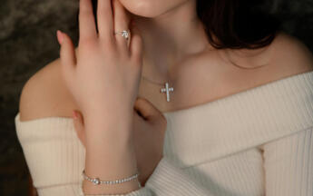 Comment porter des bijoux avec des manteaux, des pulls et des chapeaux