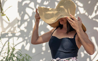 The Ultimate Guide to Beach Accessories: Jewelry, Hats & More