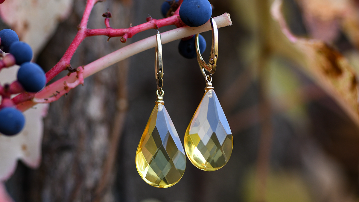 Gilded earrings with faceted amber