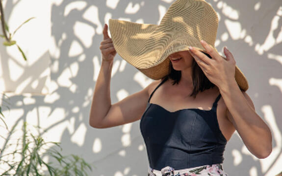 Cómo complementar tu look playero: joyas, sombreros y más.