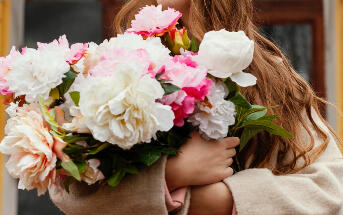 Qué regalar en el Día Internacional de la Mujer: Ideas elegantes que le encantarán