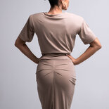 Zweiteiliger Satz mit Oberteil und Midi-Rock