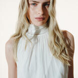 Біла напівпрозора блузка без рукавів