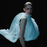 Біла напівпрозора блузка без рукавів