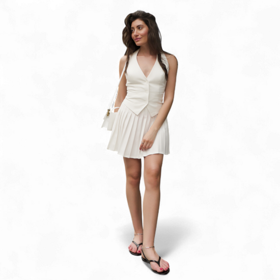 白色套装：背心与裙子