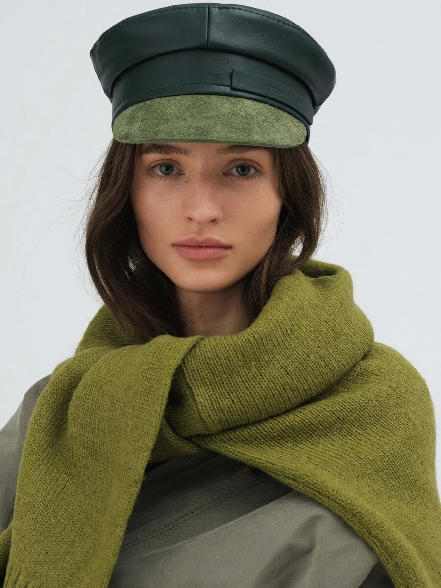 带缎子帽檐的皮革贝克博伊帽