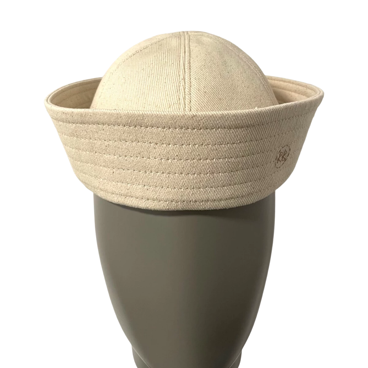 带单字母装饰的水手帽