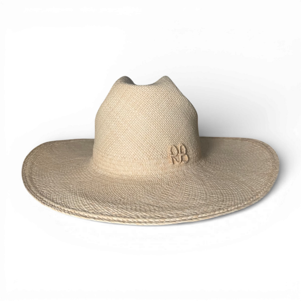 ```html
草帽上饰有字母组合
```