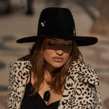 连锁带费多拉帽