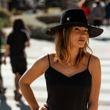 连锁带费多拉帽