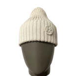 Bonnet orné d'un monogramme