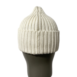 Bonnet orné d'un monogramme