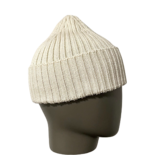 Bonnet orné d'un monogramme