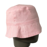 带单字母装饰的桶帽