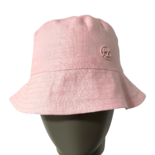 带单字母装饰的桶帽