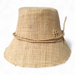 Sombrero de pescador adornado con monograma