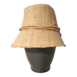 Sombrero de pescador adornado con monograma