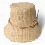 Sombrero de pescador adornado con monograma