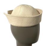 带单字母装饰的水手帽