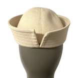 带单字母装饰的水手帽