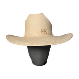 ```html
草帽上饰有字母组合
```