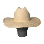 ```html
草帽上饰有字母组合
```