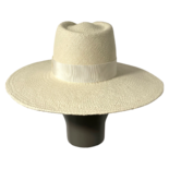 Шапка Федора з широкими полями та монограмою