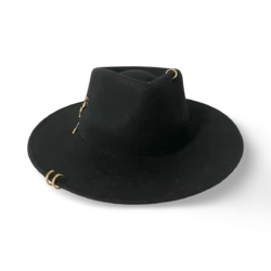Fedora mit goldenen Details