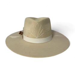Chapeau en laine fine ivoire avec cristaux et broderie à la main