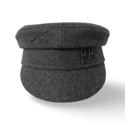 Картуз з монограмою та прикрасами