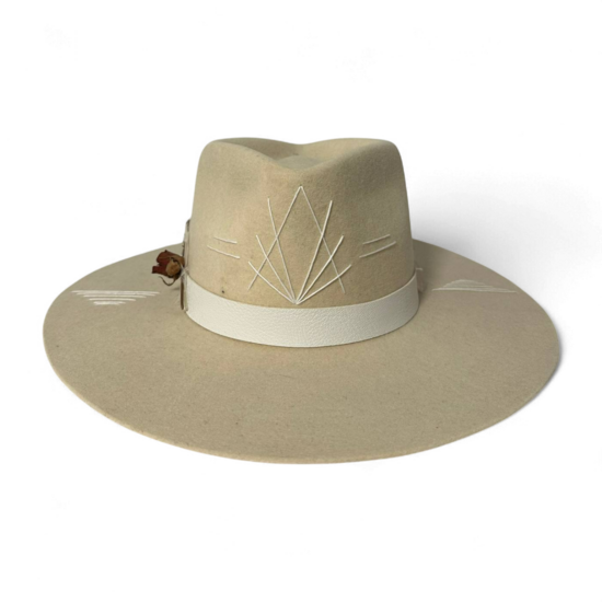 Шапка з тонкої вовни кольору слонової кістки з кристалами та ручною вишивкою