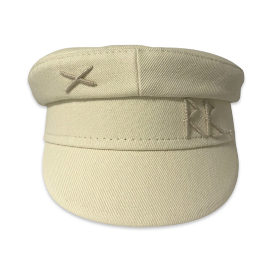 带单字母装饰的贝克男孩帽