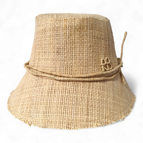 Sombrero de pescador adornado con monograma
