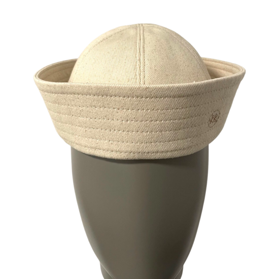 带单字母装饰的水手帽