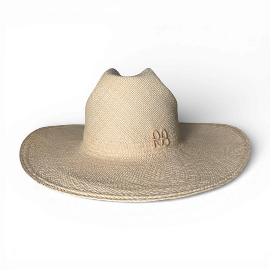 ```html
草帽上饰有字母组合
```