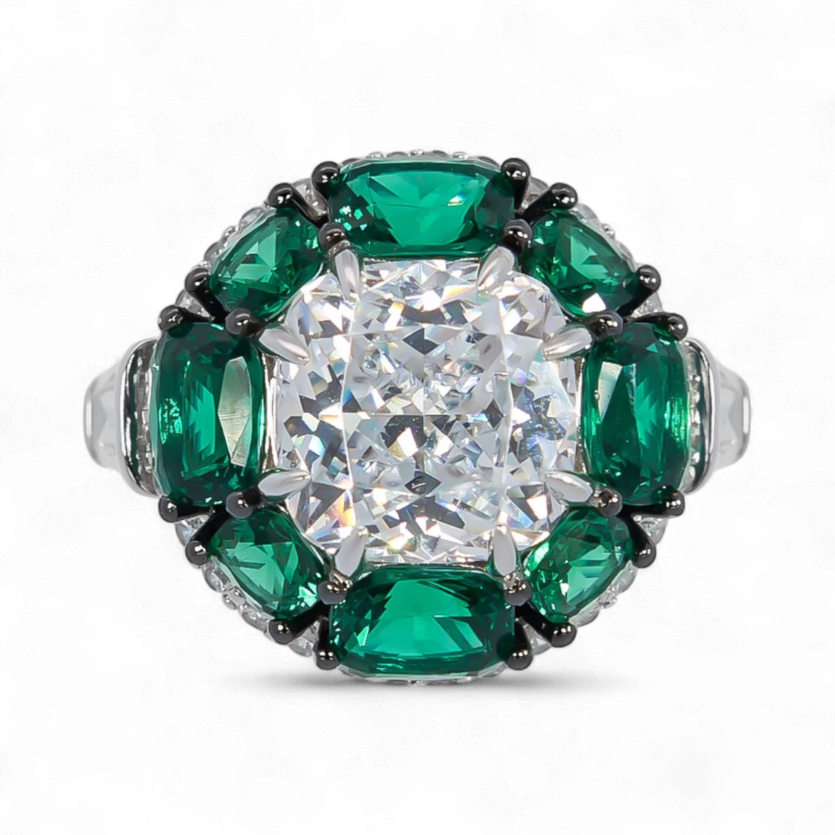 人造绿宝石和钻石戒指