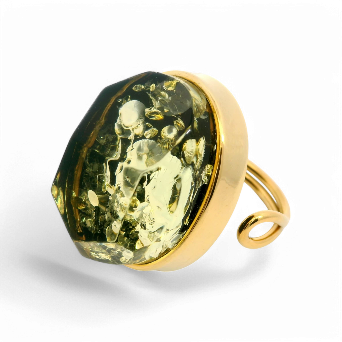 Bague plaquée or avec ambre verte