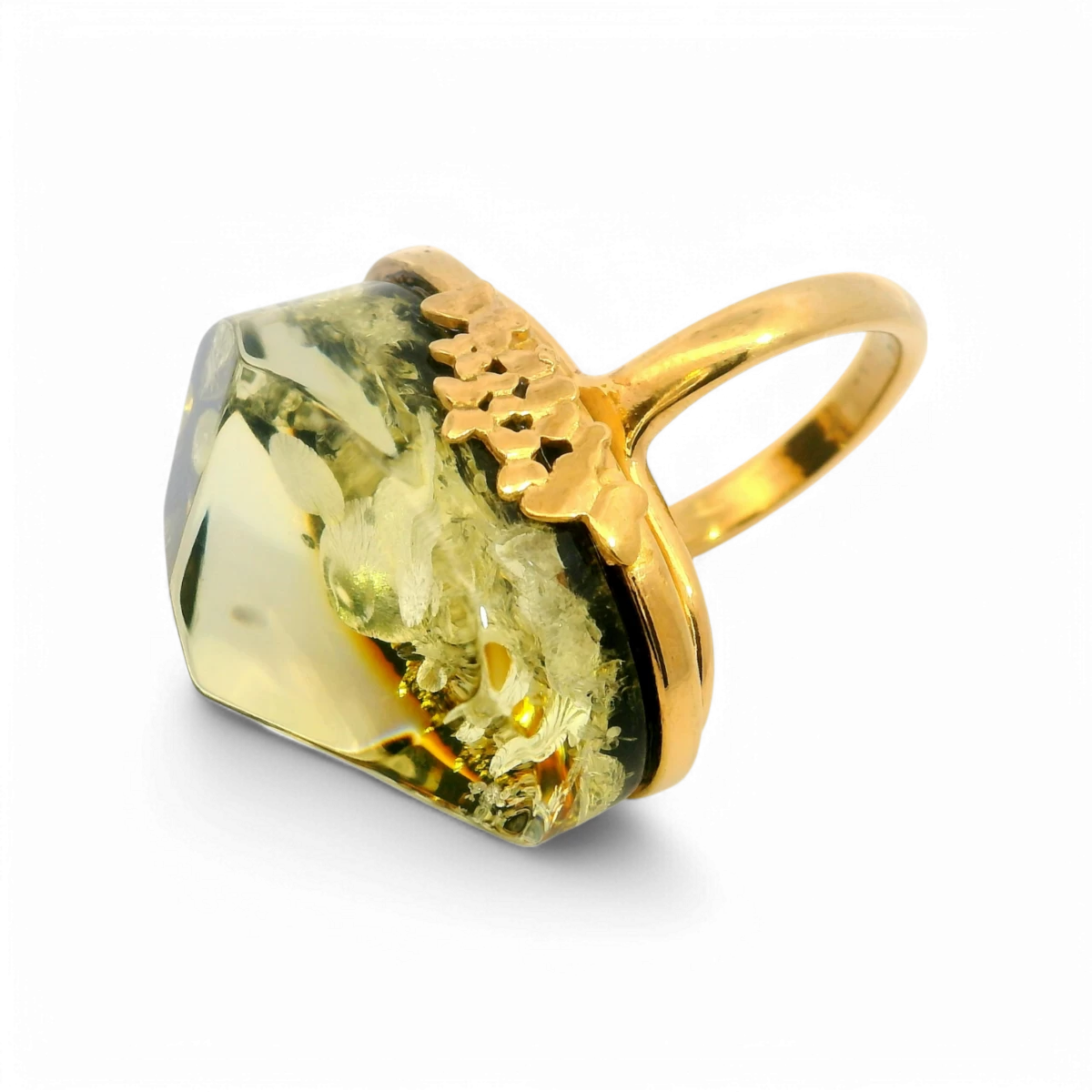 Bague plaquée or avec ambre verte