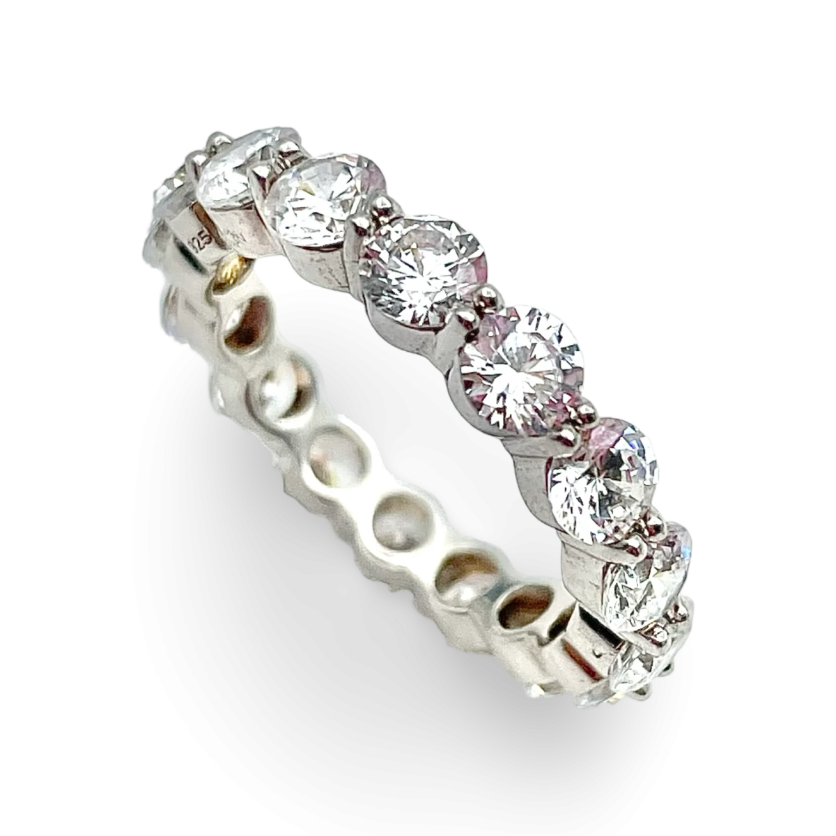 Anillo de plata con circonitas