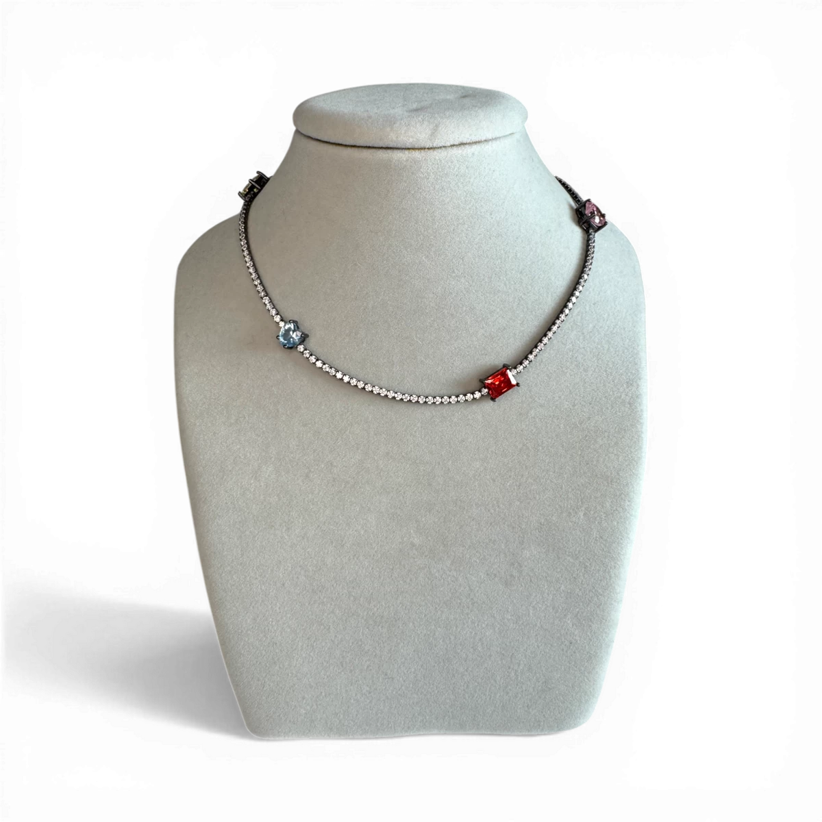 Tennis necklace with 4 stones