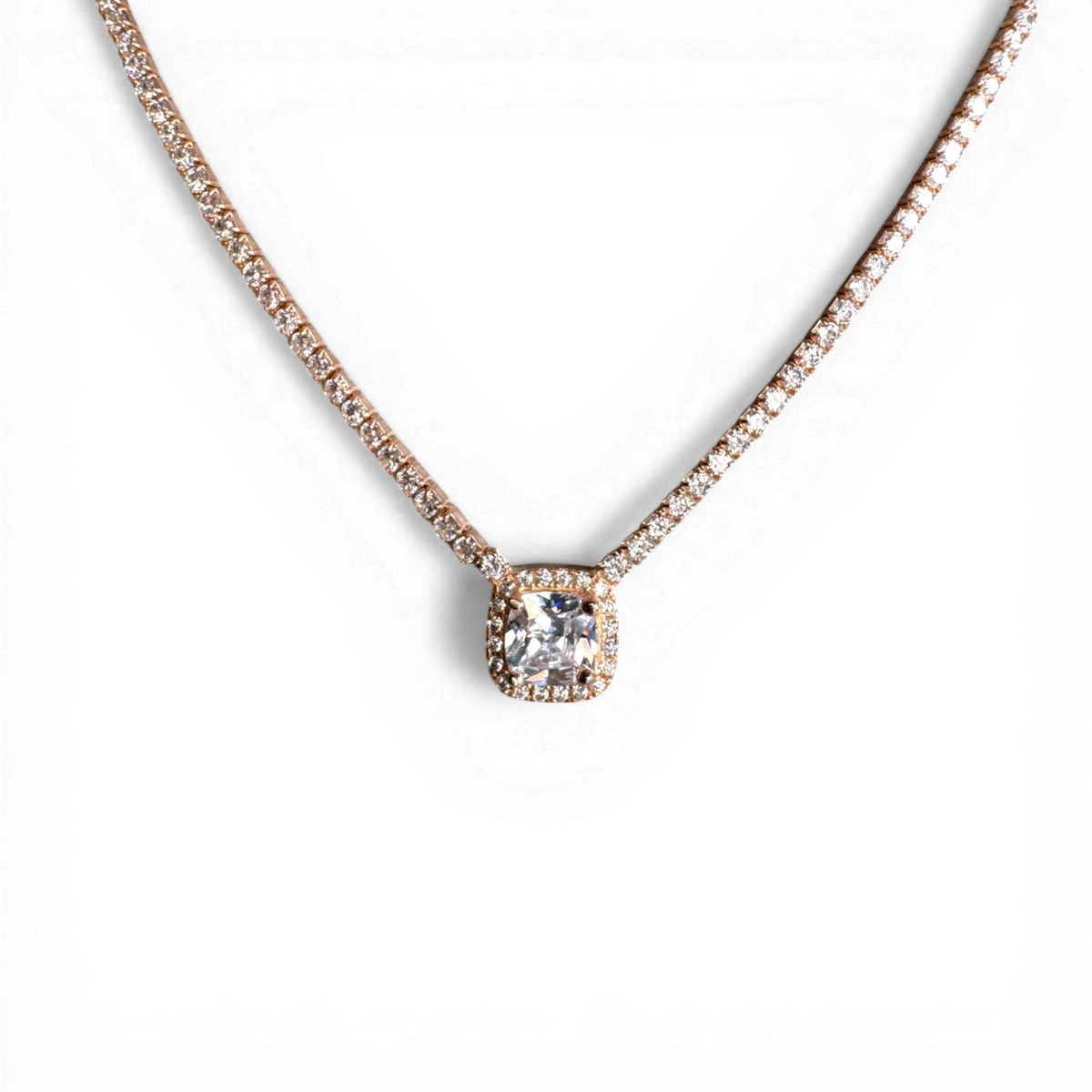 Tennis-Halskette mit Knopf-Anhänger und weißem Zirkon