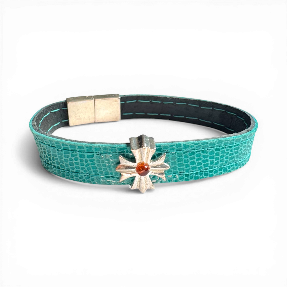 ```html
土耳其蓝皮革手链配琥珀
```