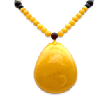 带镜头的古董琥珀吊坠