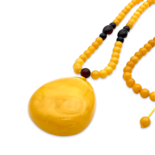 带镜头的古董琥珀吊坠