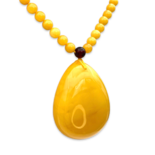 带镜头的古董琥珀吊坠