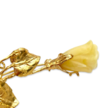 Amber Rose, Goldplattierte Brosche